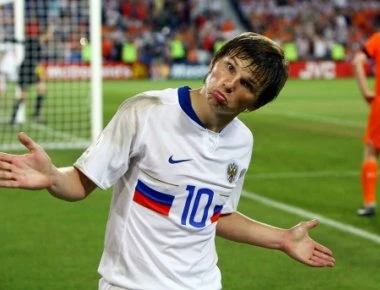 «Κομμάτια» ο Αρσάβιν στη Ρωσία - Καβάλα σε άλογο έξω από strip club (φώτο-βίντεο)